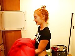 في سن المراهقة ينظف الديك