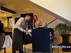 فتيات عاريات فتح الباب لخدمة الغرف