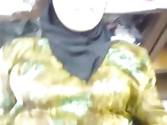 الزوجة، أثناء فتح مخزن