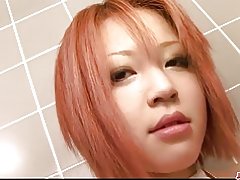 أحمر ضيق ومفلس فاتنة مداعبة كس في الحمام