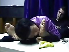 جبهة تحرير مورو الإسلامية الصينية يعبد أقدام الذكور