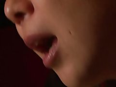 فتاتان ورجل يمارس الجنس بينما الآخرين مشاهدة