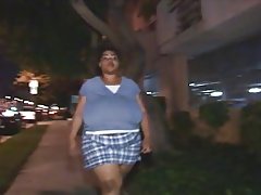 تحصل مارس الجنس الكلبة السوداء الضخمة ويأكل كوملواد